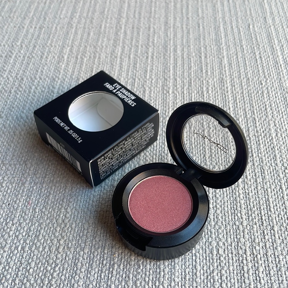 MAC Frost EyeShadow - in living pink